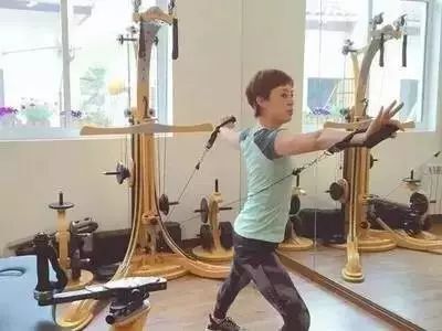 女明星健身很难看吗_娱乐圈健身女明星_女生健身明星