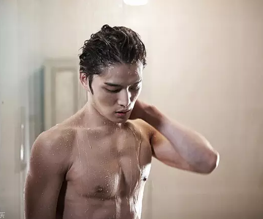 练肌肉的男明星_健体肌肉男_健身的男明星肌肉