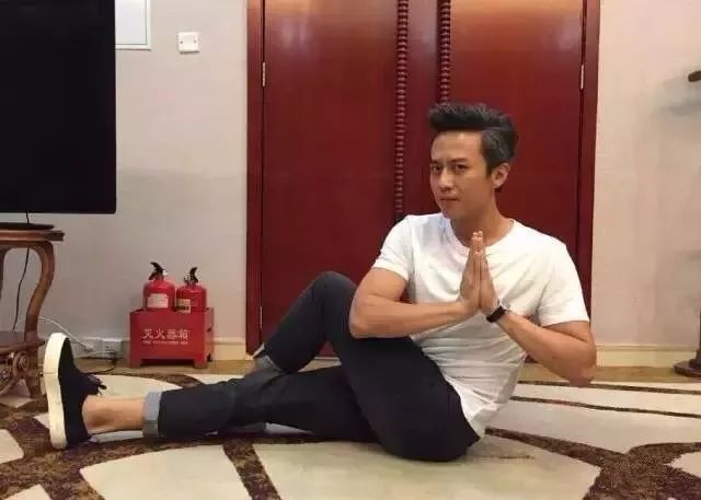 健身的明星男_健身的男人明星是谁_健身明星男人是什么样的