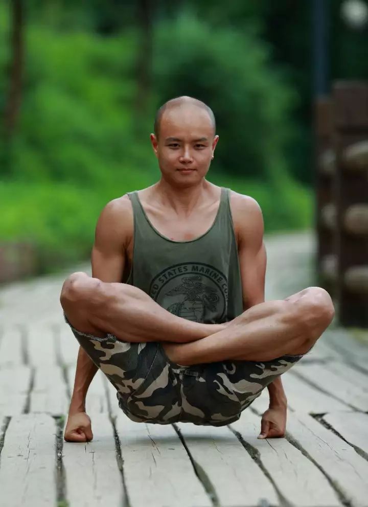 健身明星男人是什么样的_健身的男人明星是谁_健身的明星男